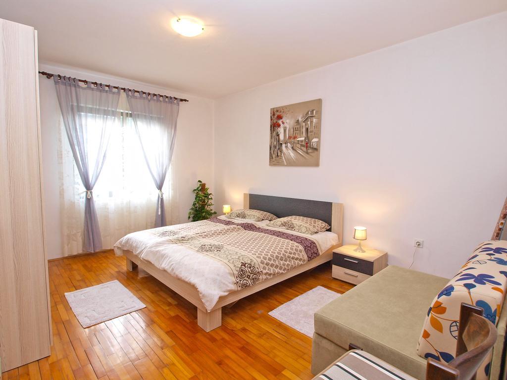 Family Friendly Apartment 946 Pula Eksteriør bilde